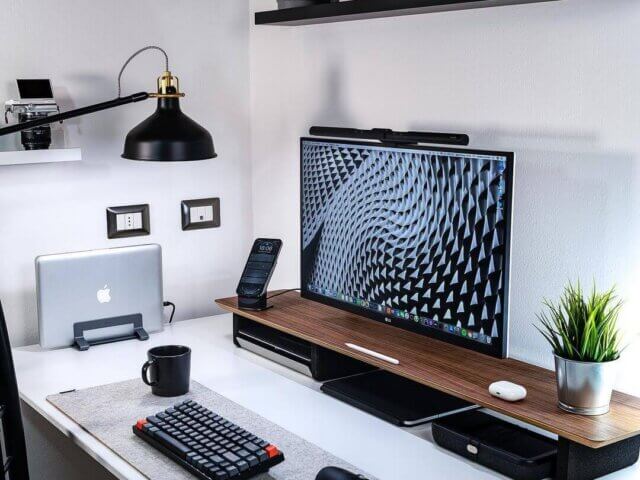 Bright productivity minimalist setup_melatech.it