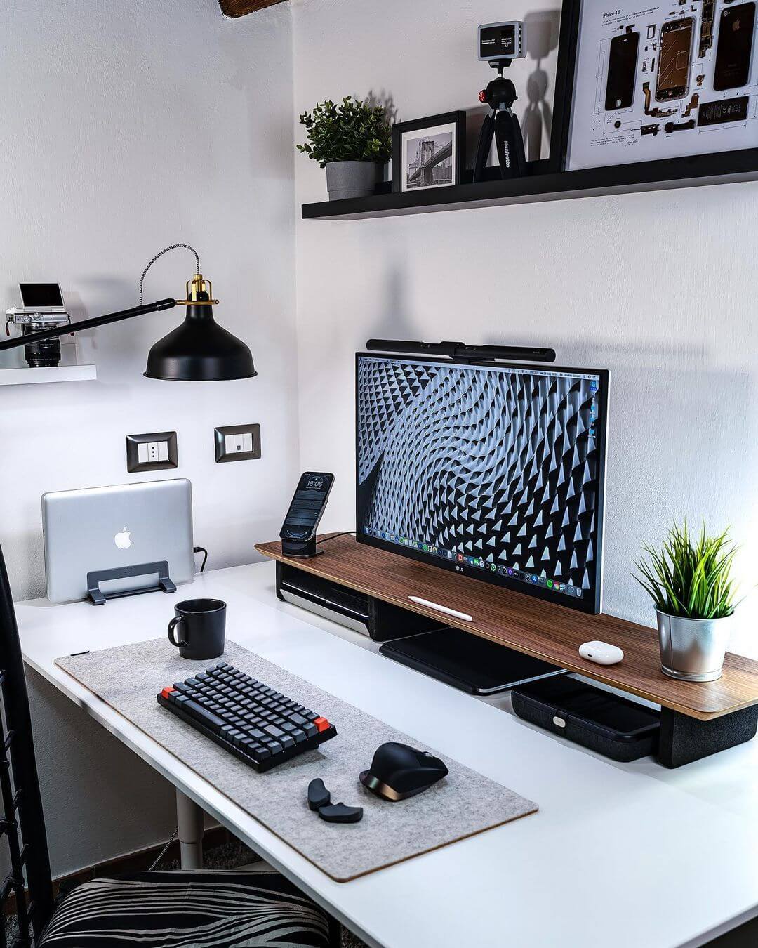 Bright productivity minimalist setup_melatech.it