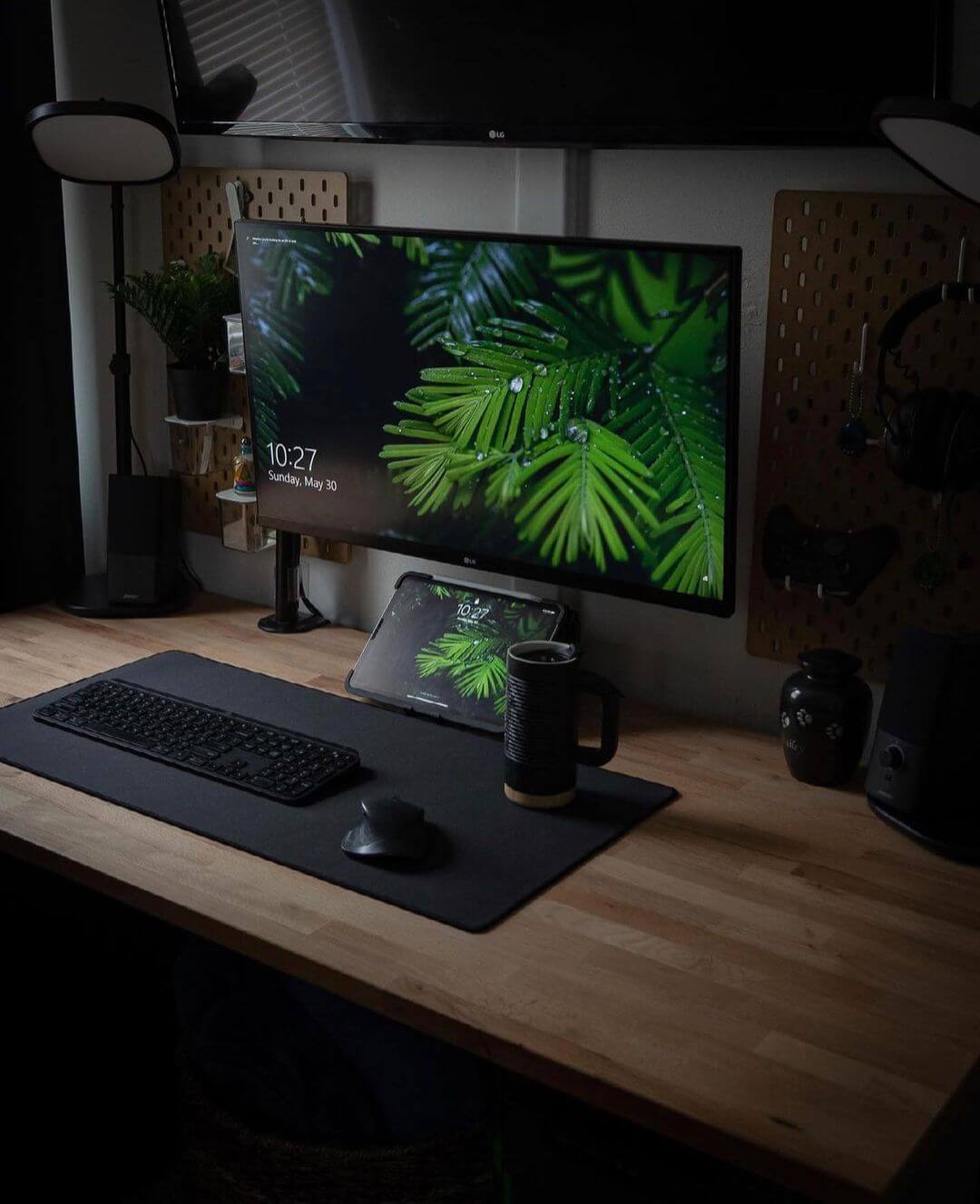 dark woodsy minimalist setup_justinsdesk